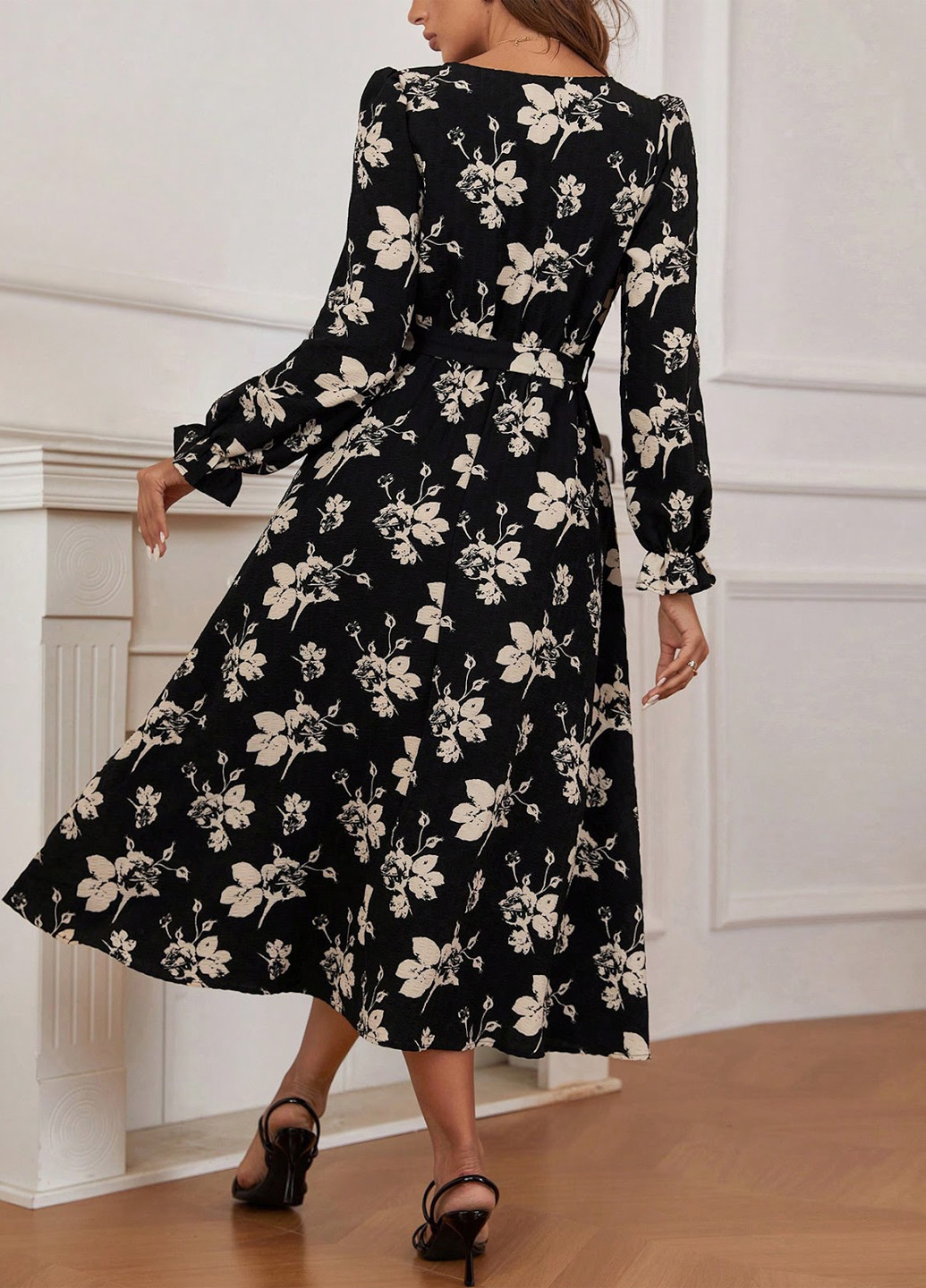 Черное кэжуал платье на запах SHEIN с цветочным принтом