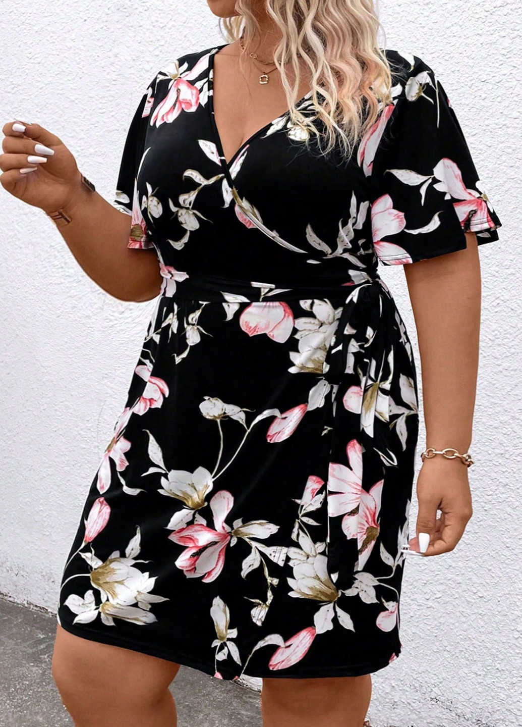 Черное кэжуал платье на запах SHEIN с цветочным принтом