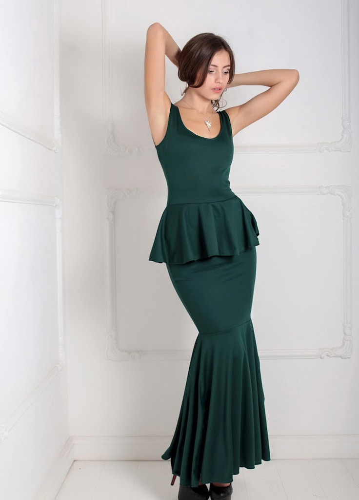Зеленое кэжуал вечернее платье футляр с открытой спиной и воланом на талии andrea зеленый Podium однотонное