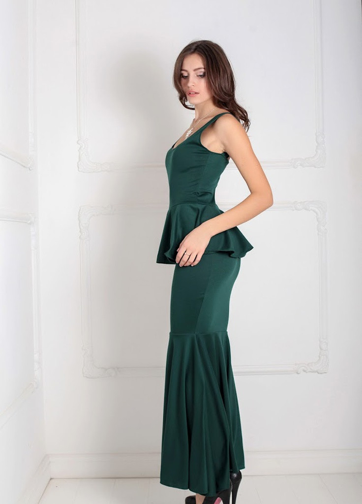 Зеленое кэжуал вечернее платье футляр с открытой спиной и воланом на талии andrea зеленый Podium однотонное