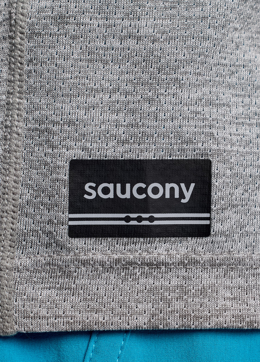 Светло-серый демисезонный спортивный лонгслив Saucony с логотипом