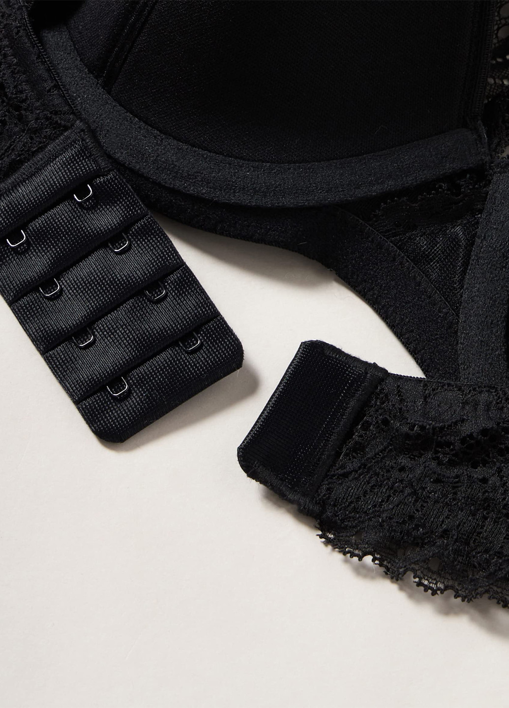 Чёрный бюстгальтер Emporio Armani с косточками полиамид