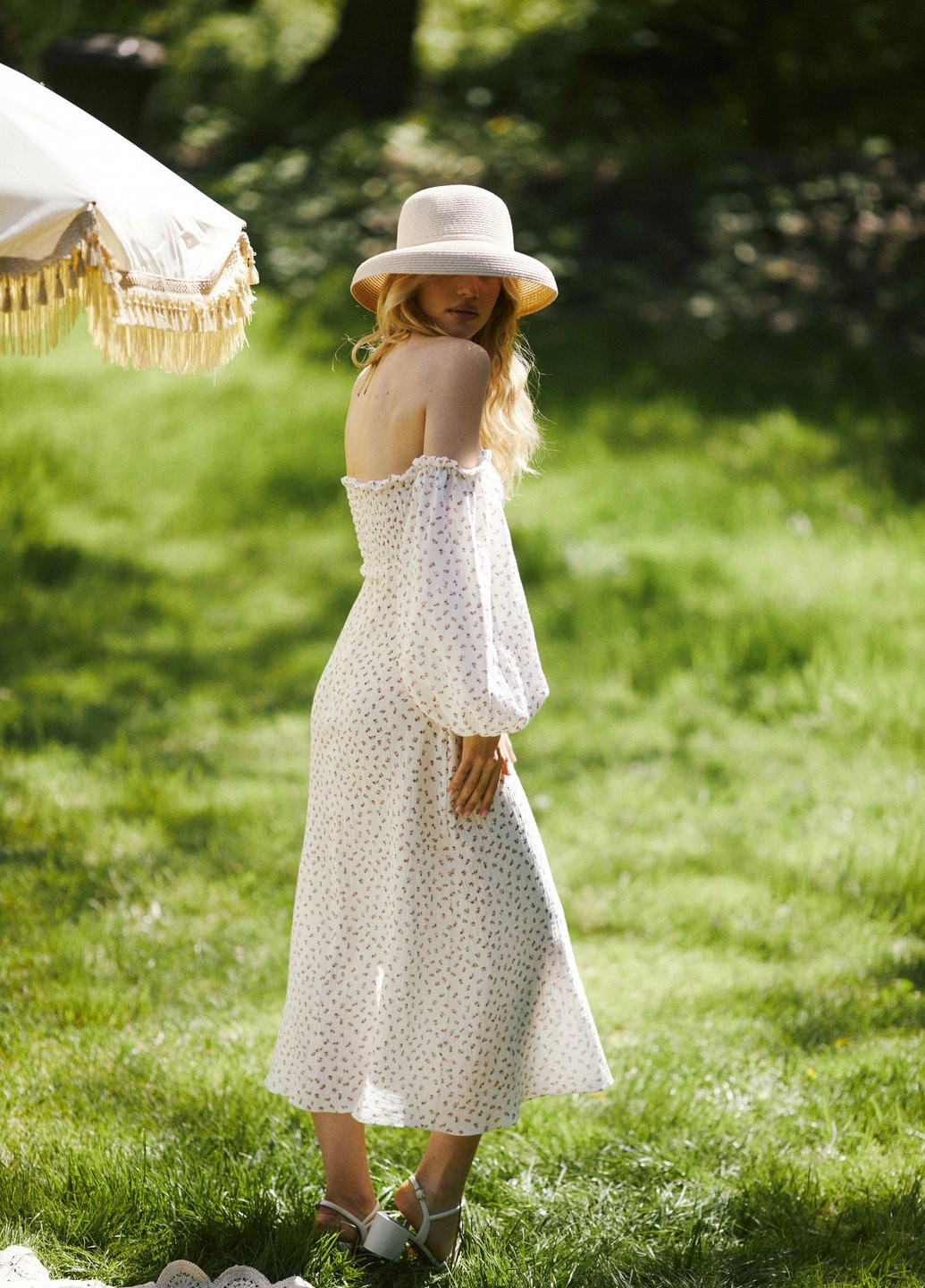 Білий кежуал сукня з відкритими плечима Gepur з квітковим принтом