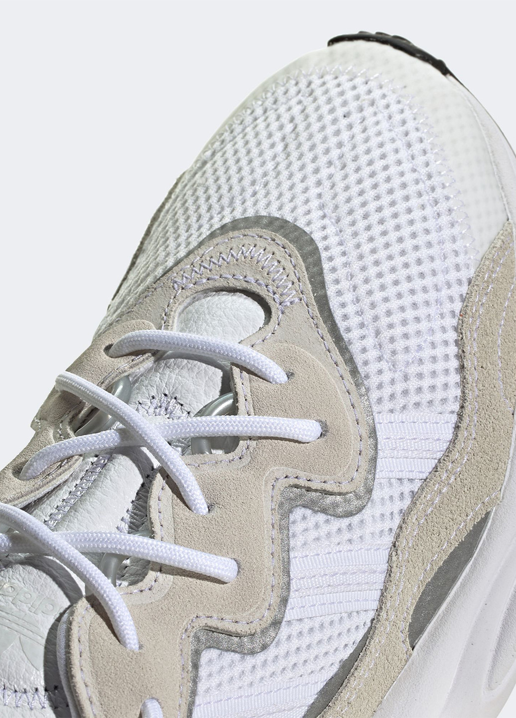 Белые всесезонные кроссовки adidas OZWEEGO