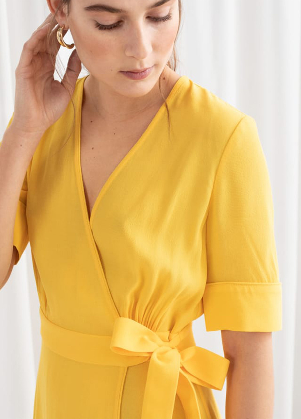 Желтое кэжуал платье на запах H&M однотонное