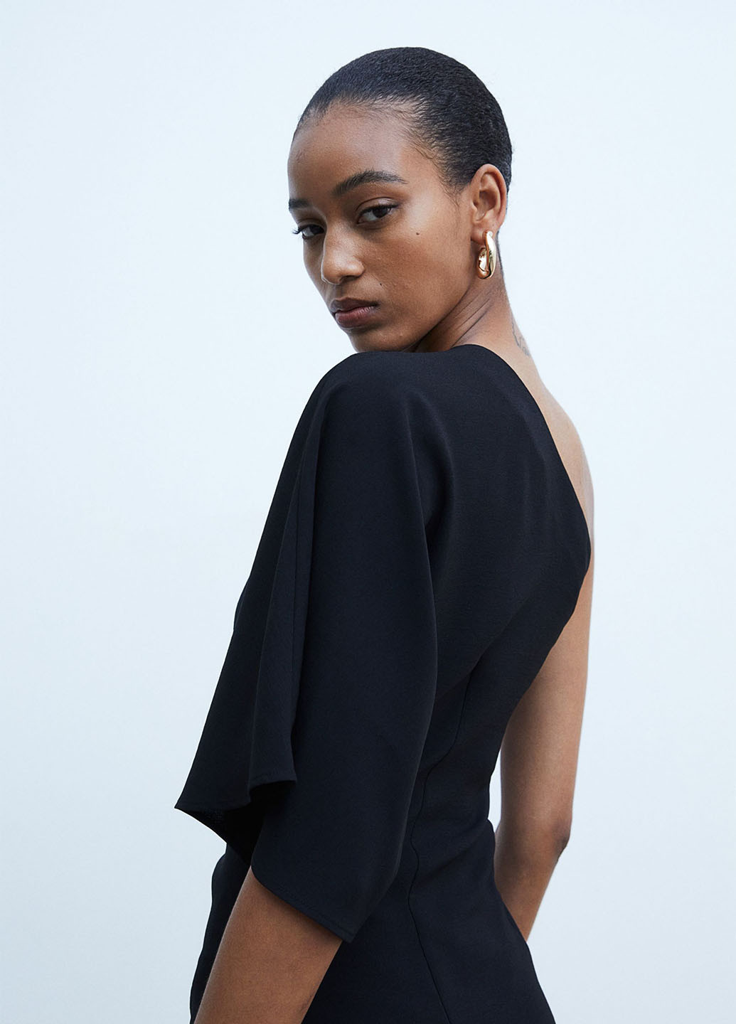 Черное кэжуал, коктейльное платье на одно плечо H&M однотонное