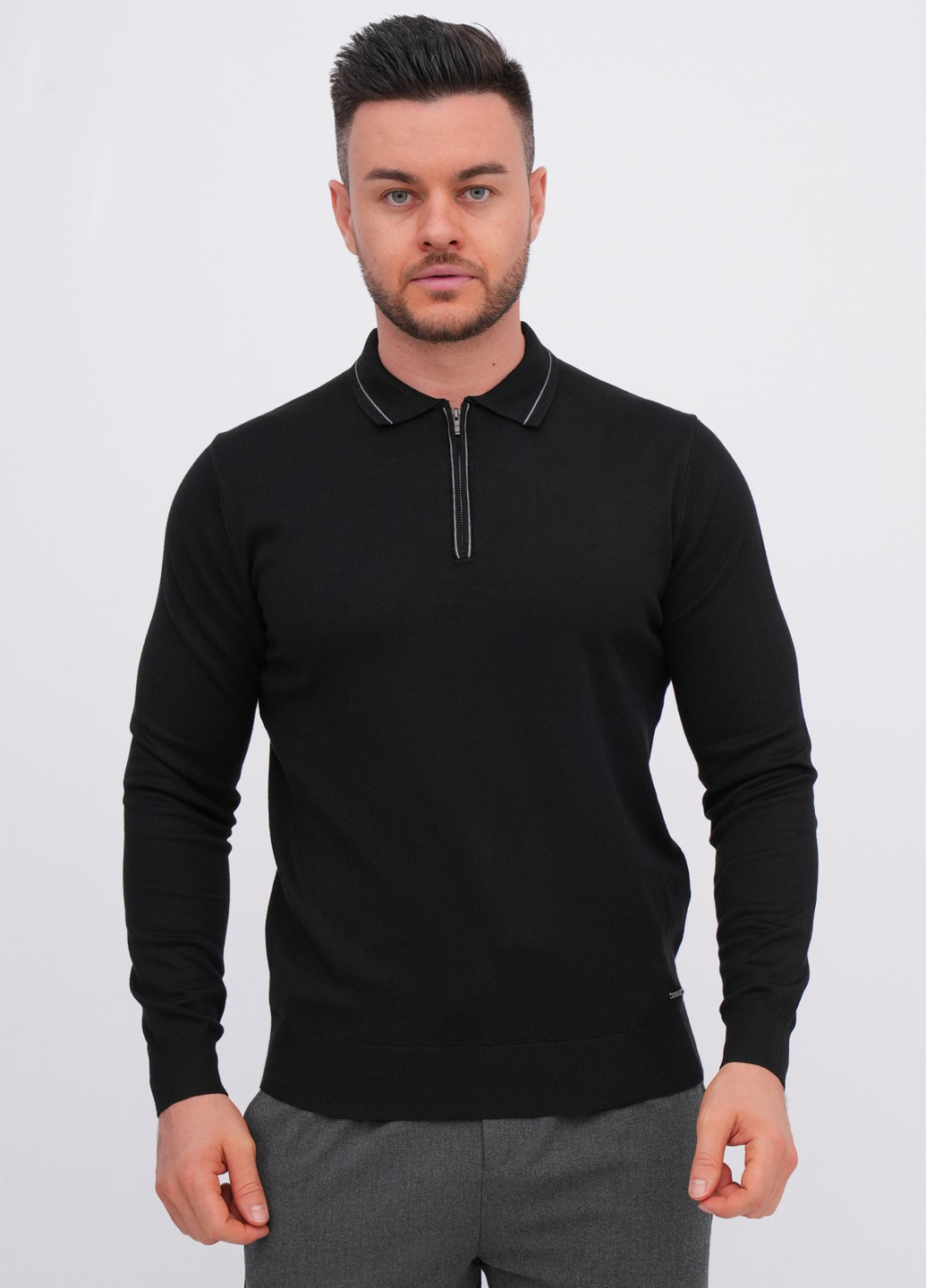 Чорний демісезонний светр K.O.R