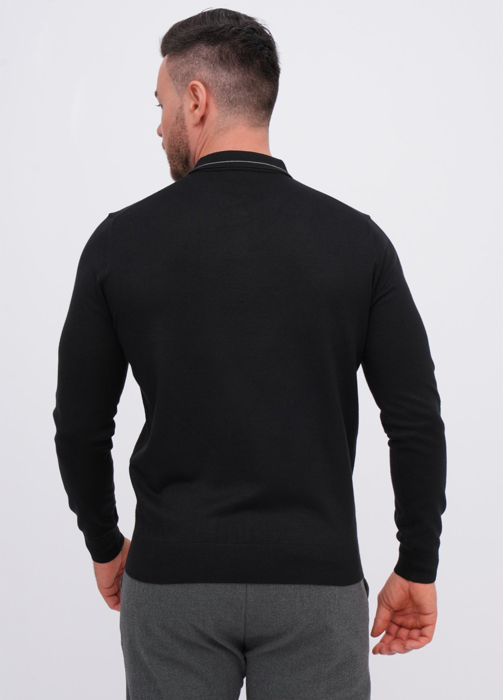 Чорний демісезонний светр K.O.R