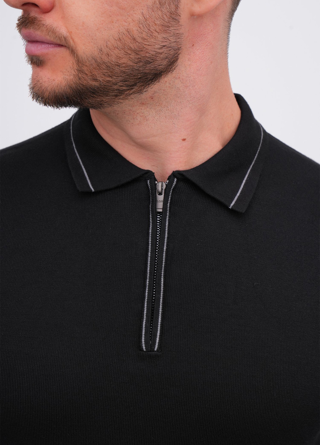 Чорний демісезонний светр K.O.R