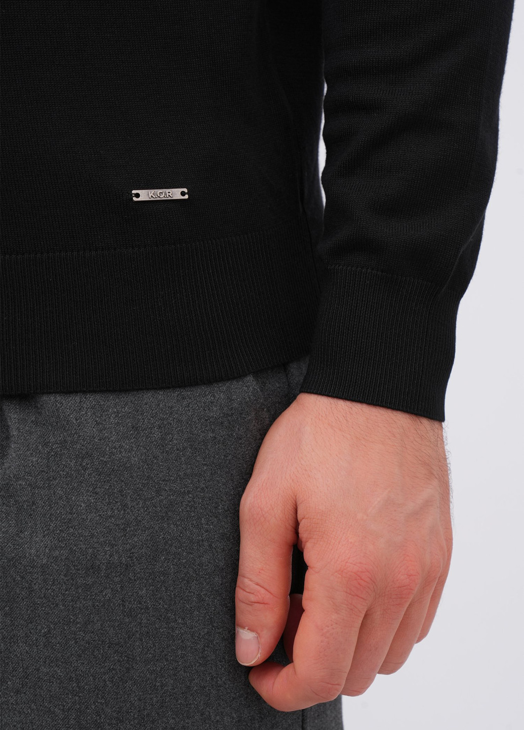Чорний демісезонний светр K.O.R