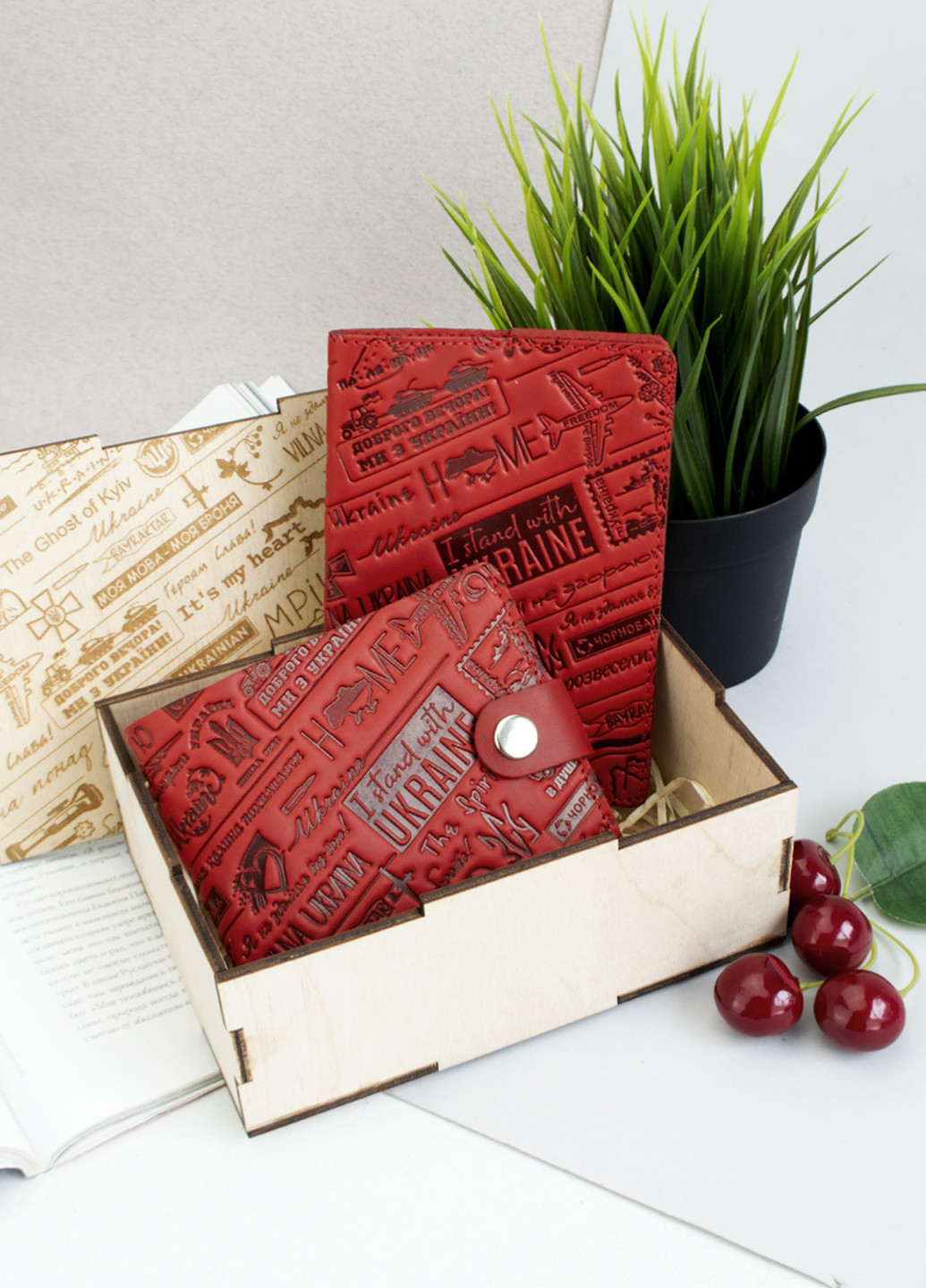 Подарунковий жіночий набір №56 "Ukraine" (червоний) у коробці: обкладинка на паспорт + портмоне HandyCover (253582506)