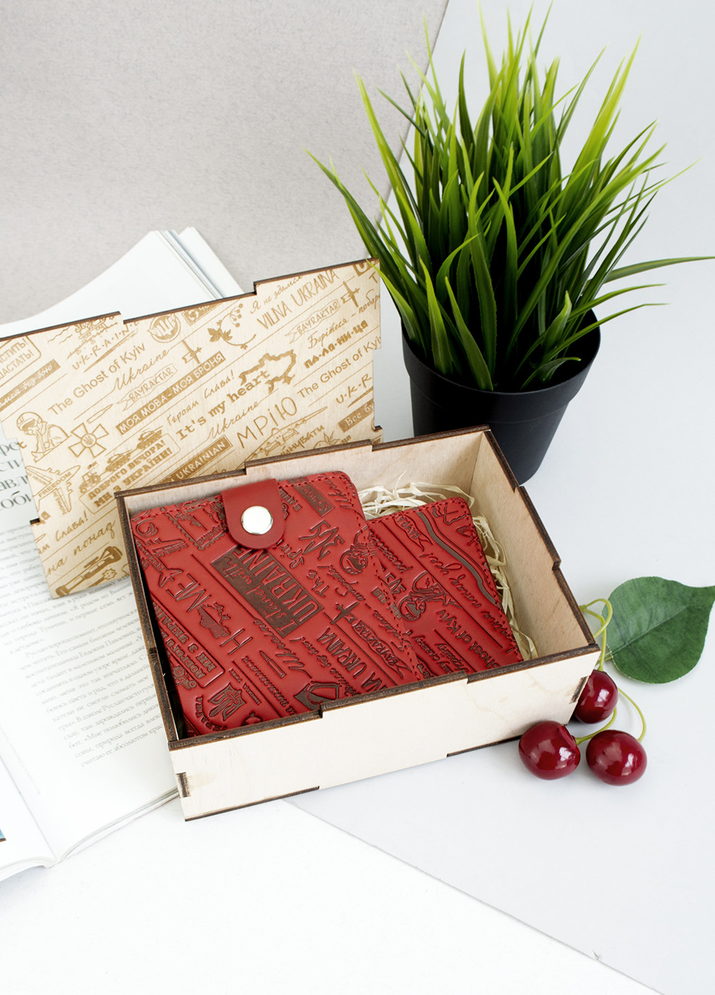 Подарочный женский набор №56 "Ukraine" (красный) в коробке: обложка на паспорт + портмоне HandyCover (253582506)
