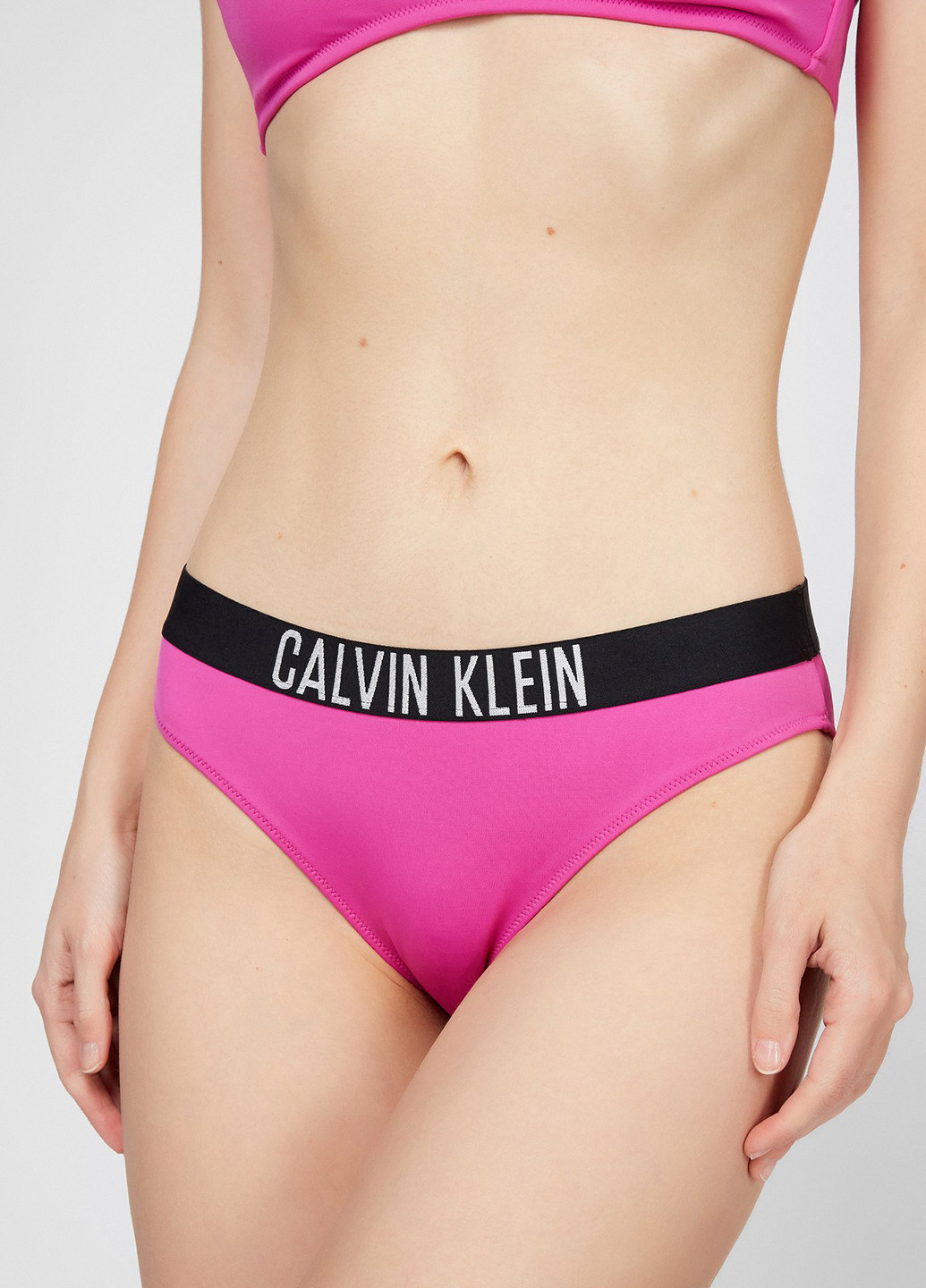 Фиолетовые купальные трусики с надписью Calvin Klein