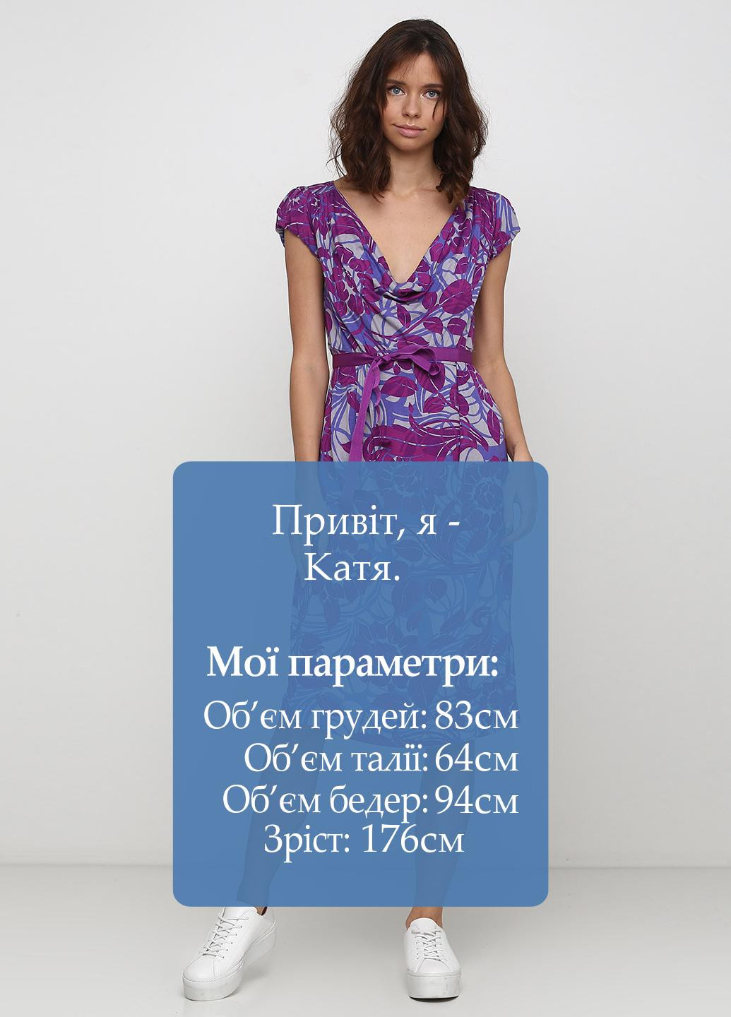 Фуксиновое (цвета Фуксия) кэжуал платье клеш United Colors of Benetton с абстрактным узором