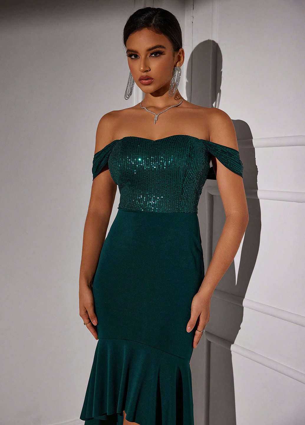 Изумрудное вечернее, праздничный платье с открытыми плечами SHEIN однотонное