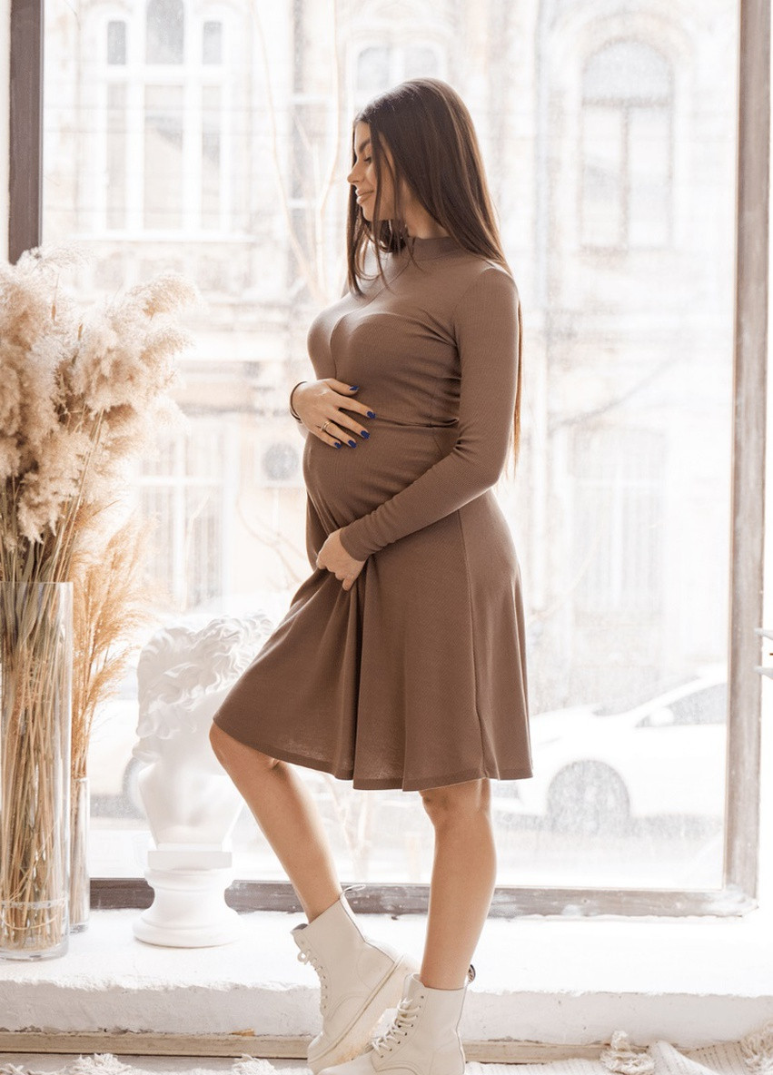 Коричневое мягкое платье для беременных и кормящих мам коричневое из трикотажа в рубчик To Be