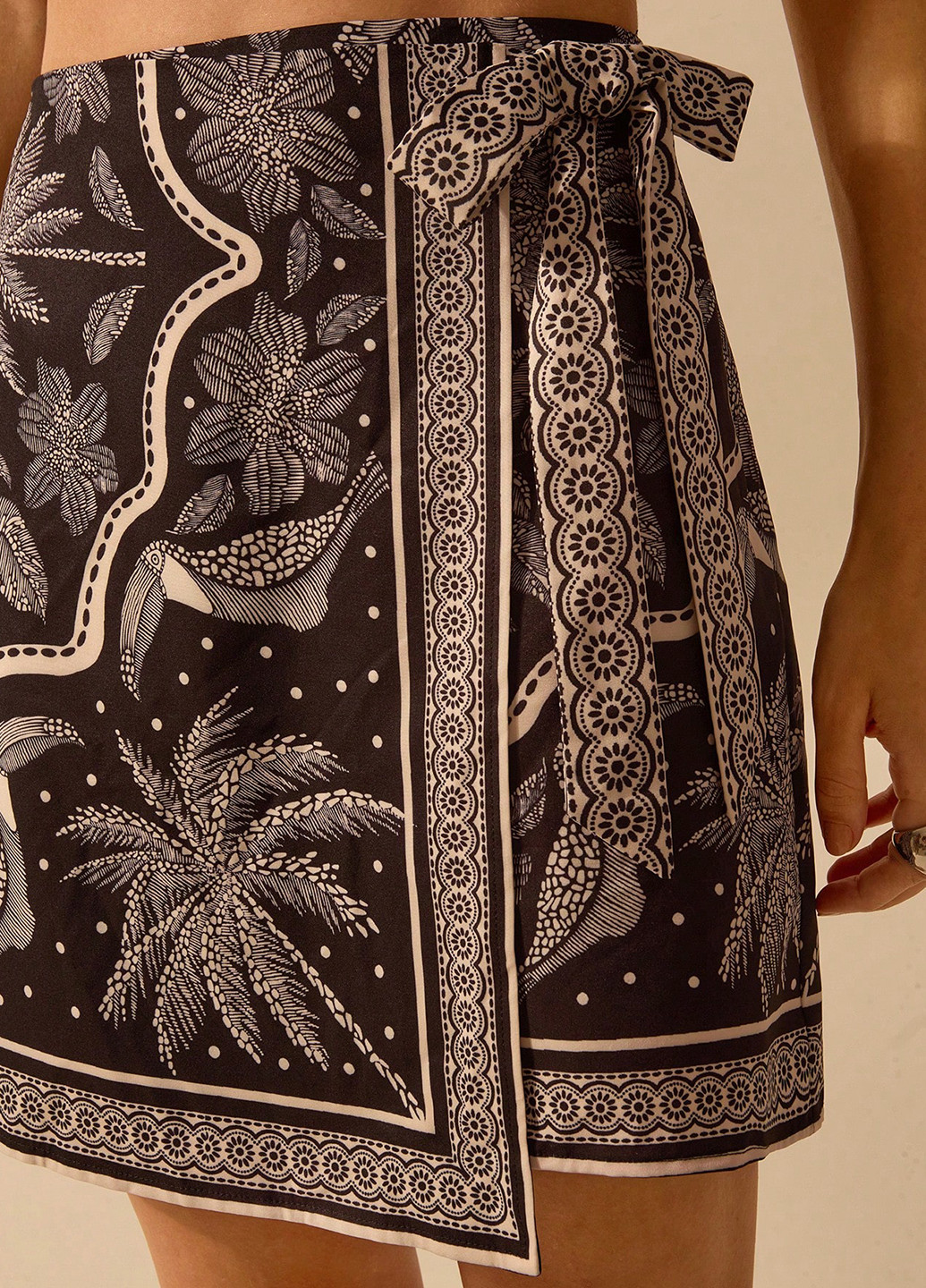 Черно-белая кэжуал с орнаментом юбка SHEIN на запах, карандаш