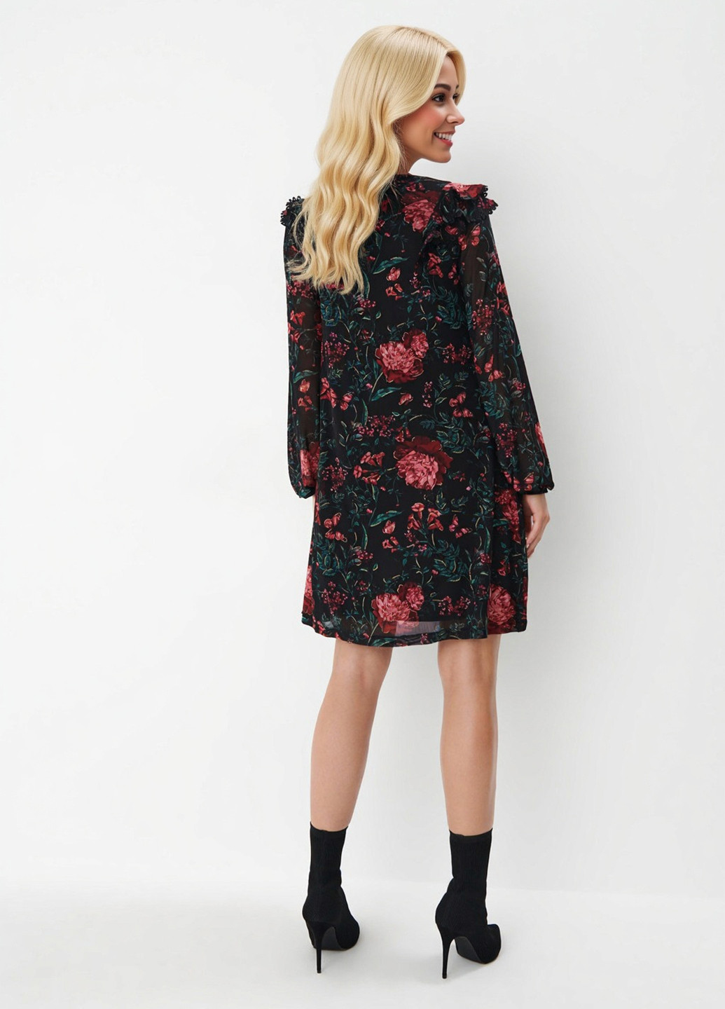 Черное кэжуал платье а-силуэт Mohito с цветочным принтом