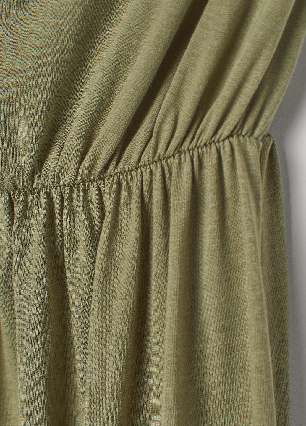 Зеленое кэжуал платье с открытыми плечами H&M однотонное