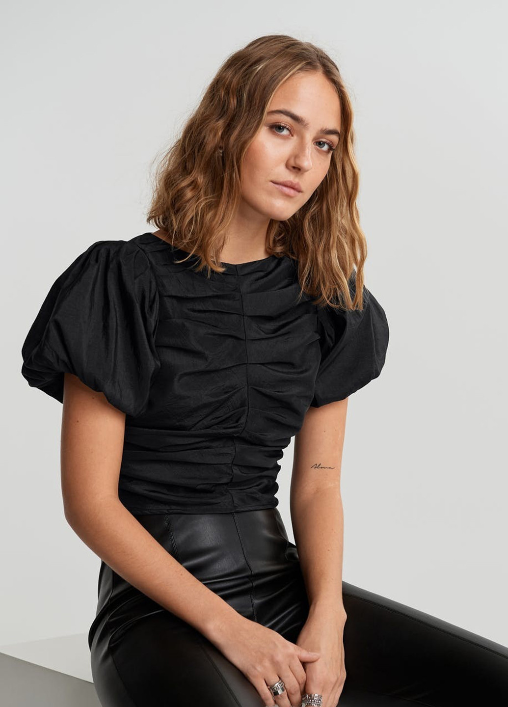 Черная летняя блуза Gina Tricot