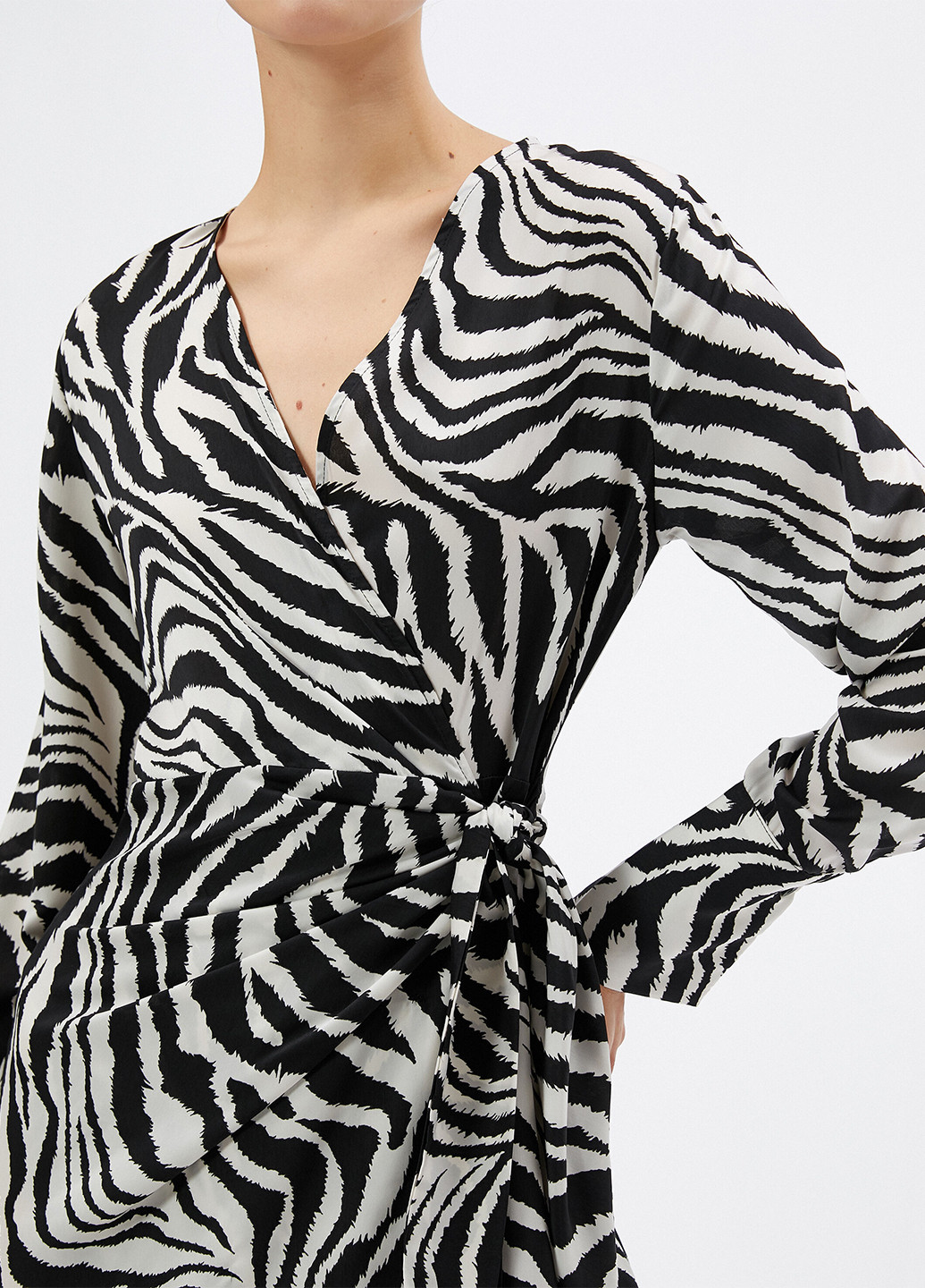 Черно-белое кэжуал платье на запах KOTON зебра