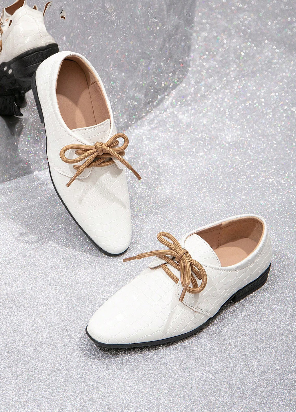 Белые туфли со шнурками SHEIN