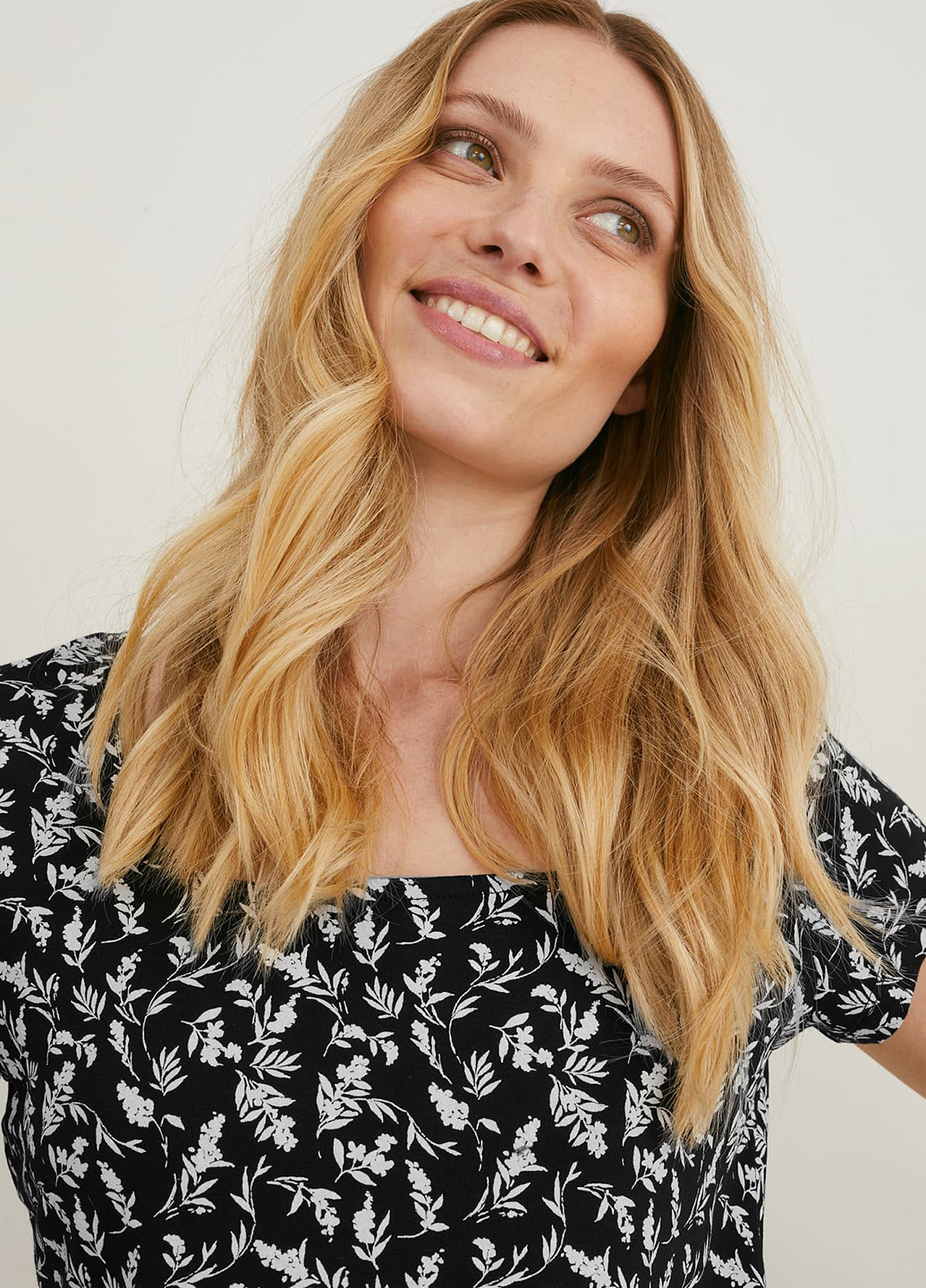 Черное кэжуал платье платье-футболка C&A с цветочным принтом