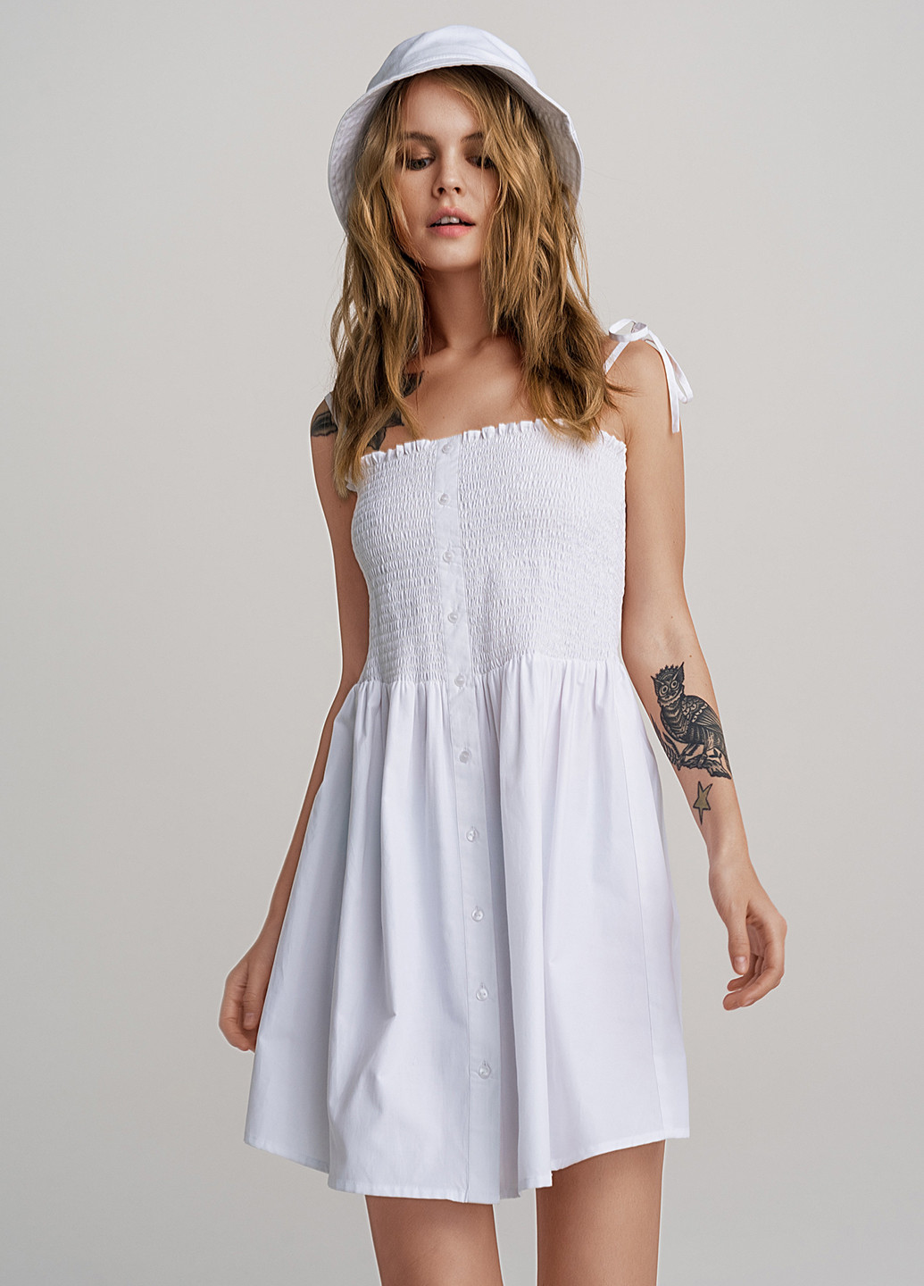 Белое кэжуал платье с открытыми плечами befree