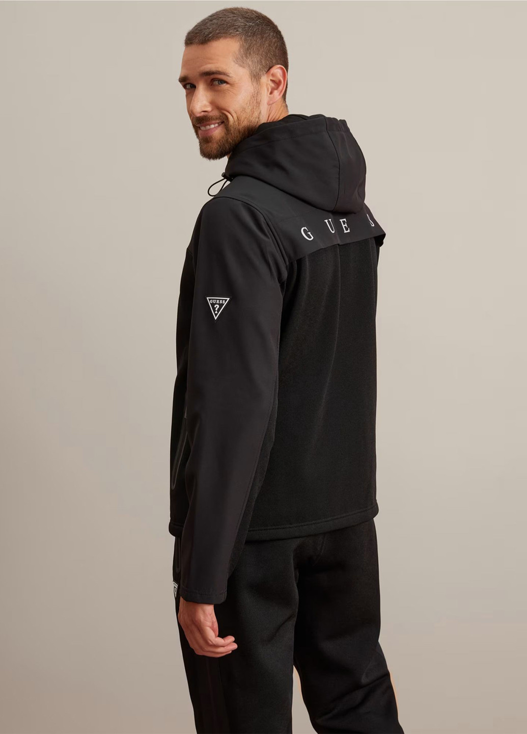 Черная демисезонная ветровка Guess