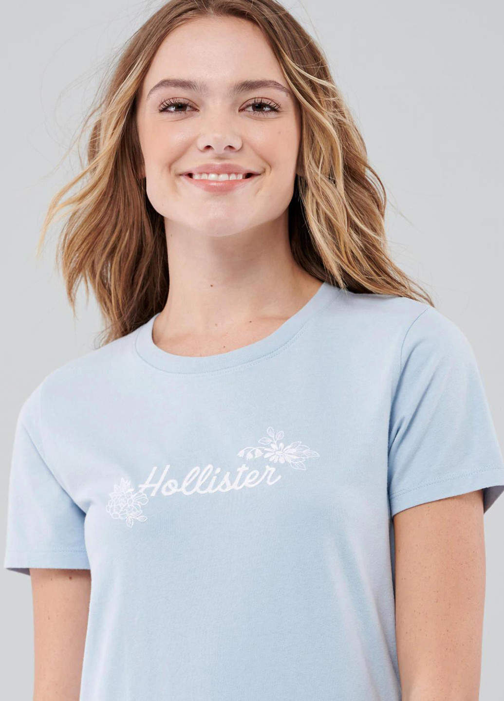 Голубая летняя футболка Hollister