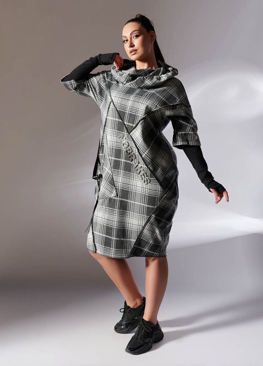 Чорна кежуал сукня сукня-худі LibeAmore в клітинку