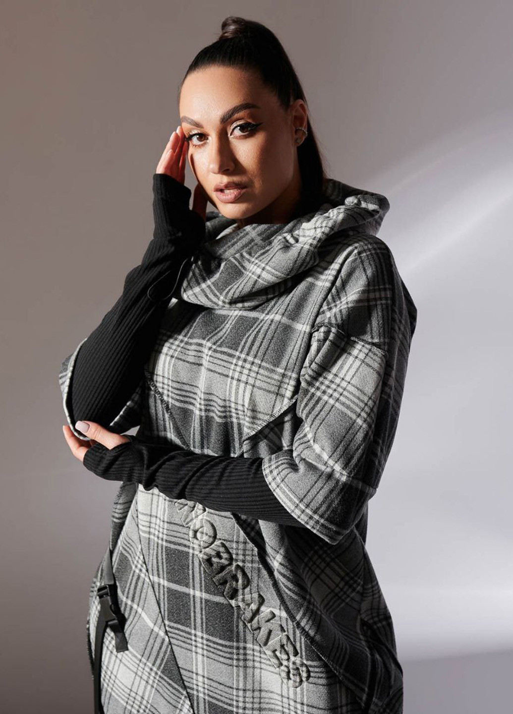 Чорна кежуал сукня сукня-худі LibeAmore в клітинку