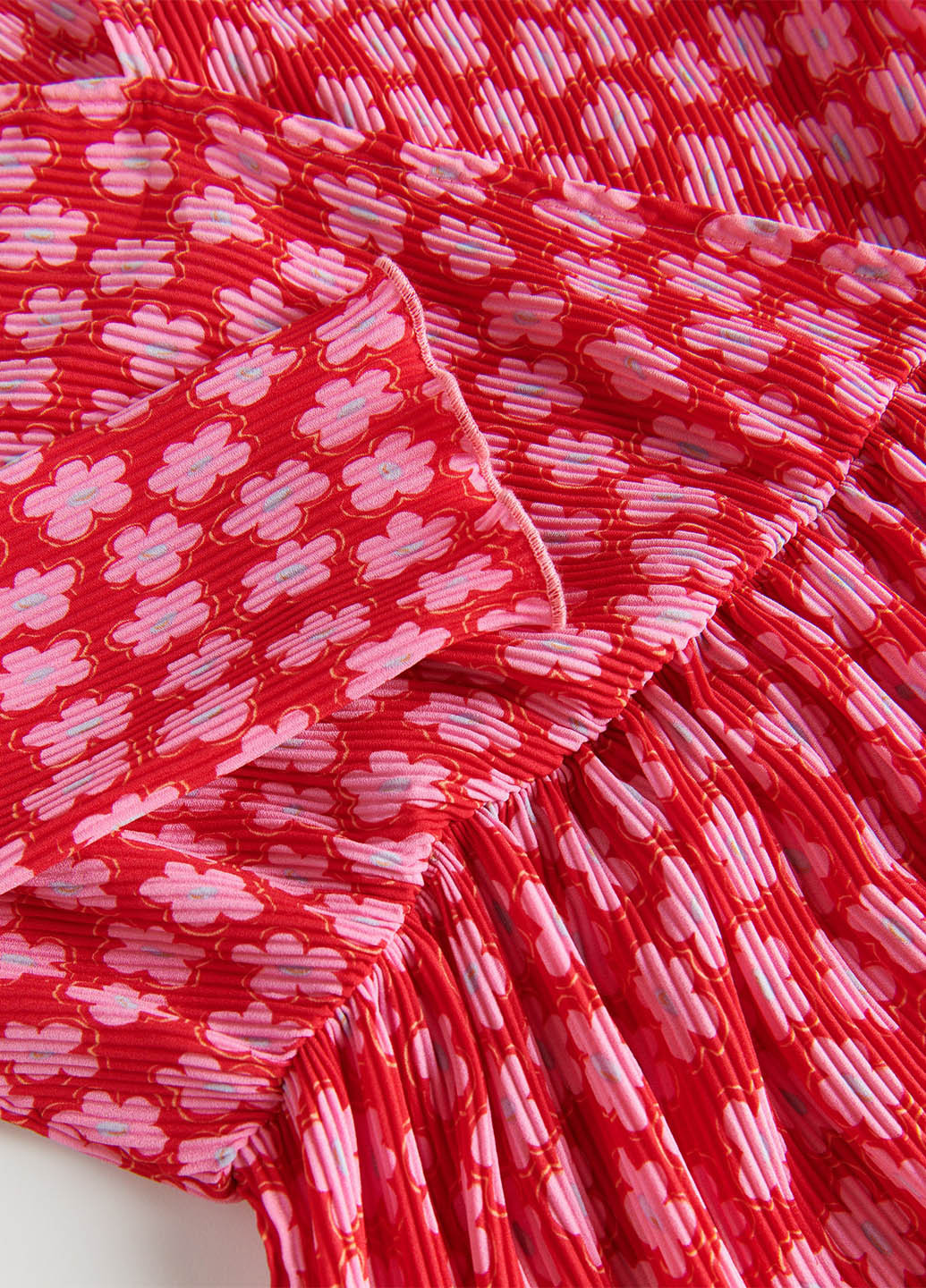 Фуксиновое (цвета Фуксия) кэжуал платье на запах Reserved с цветочным принтом