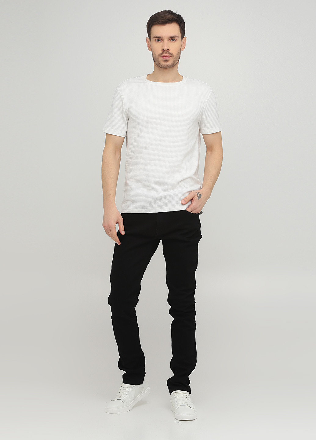 Черные демисезонные зауженные джинсы Weekday