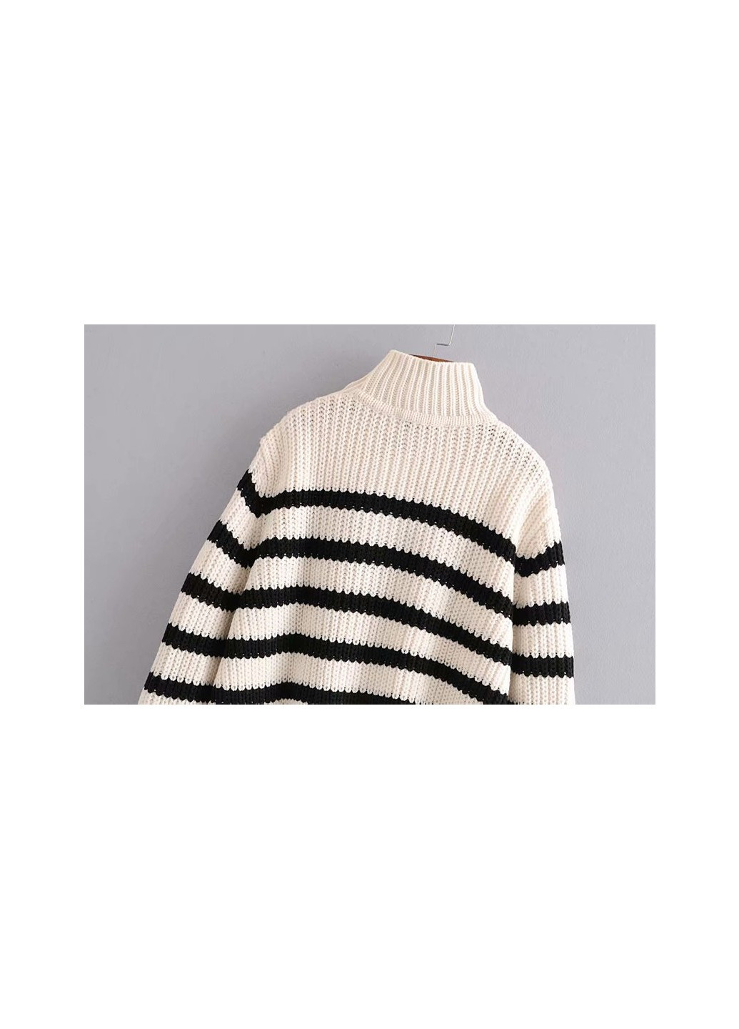 Білий демісезонний светр жіночий зі смугами та гудзиками strip Berni Fashion 55371