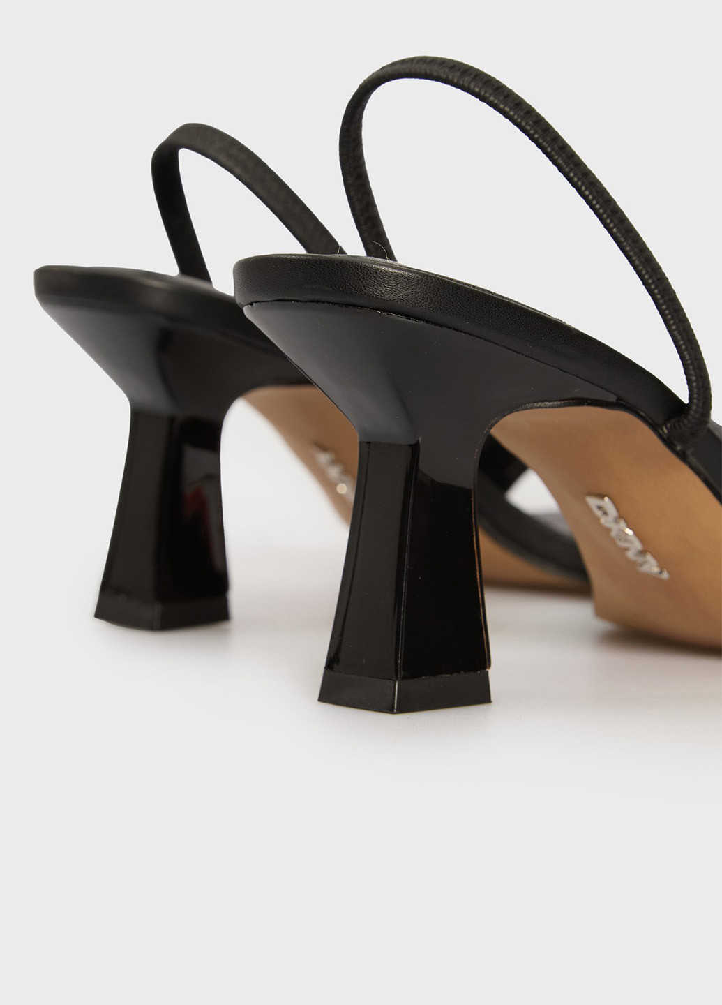 Черные босоножки DKNY без застежки с логотипом