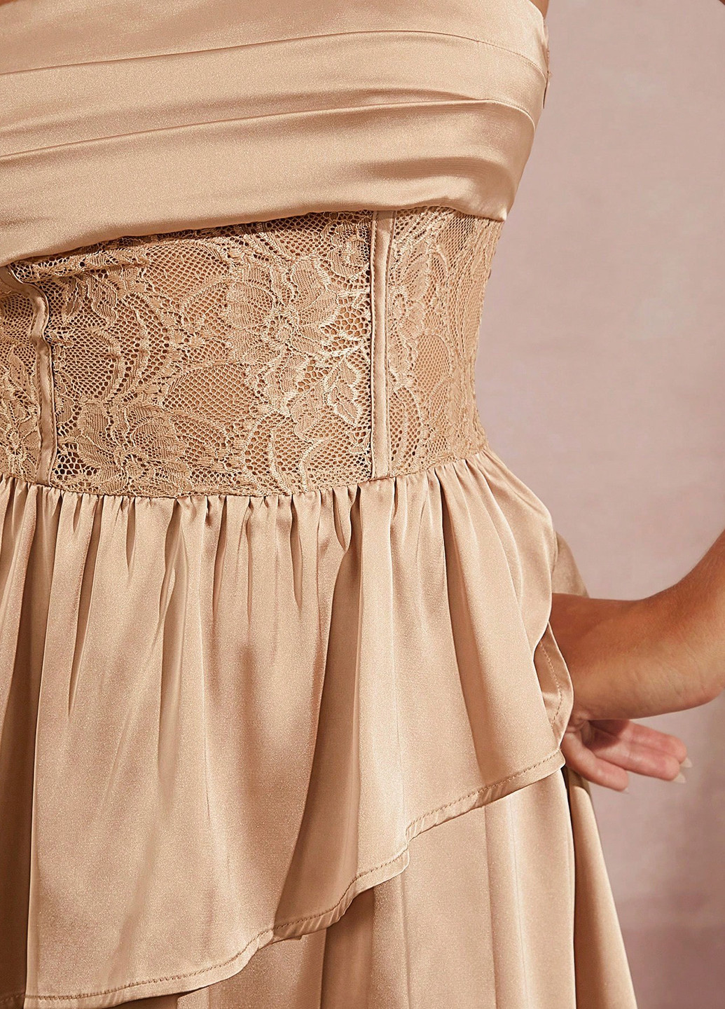 Светло-бежевое праздничный платье с открытыми плечами, клеш SHEIN однотонное