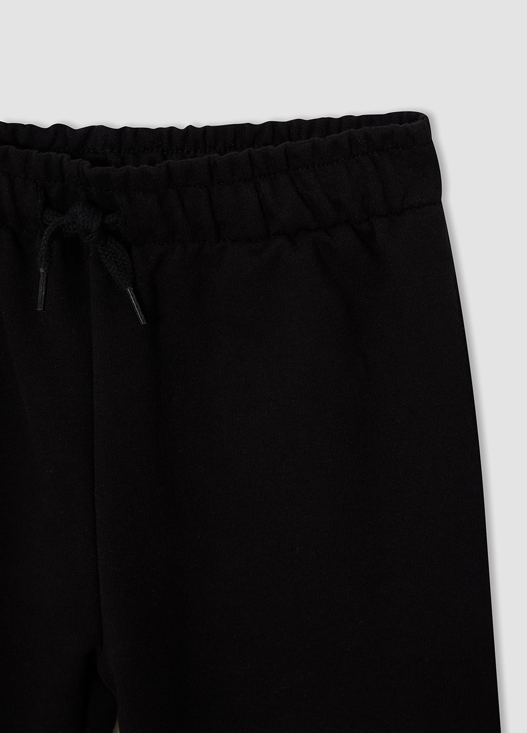 Черные спортивные демисезонные брюки зауженные DeFacto