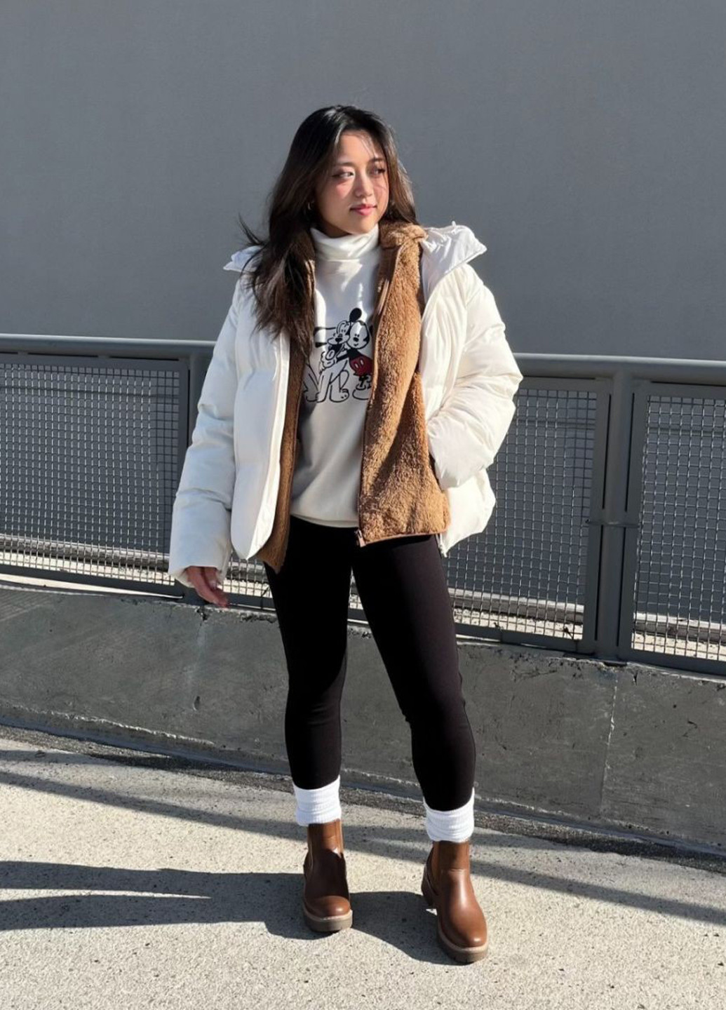 Бежевый свитшот Uniqlo персонажи без декора (322455757)