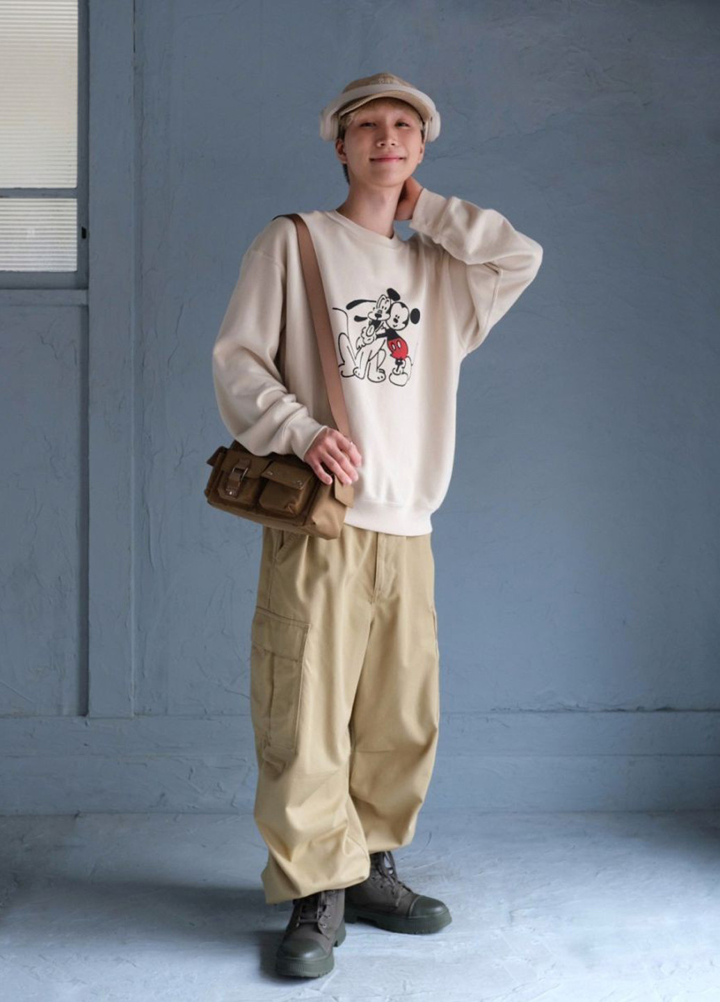 Бежевый свитшот Uniqlo персонажи без декора (322455757)