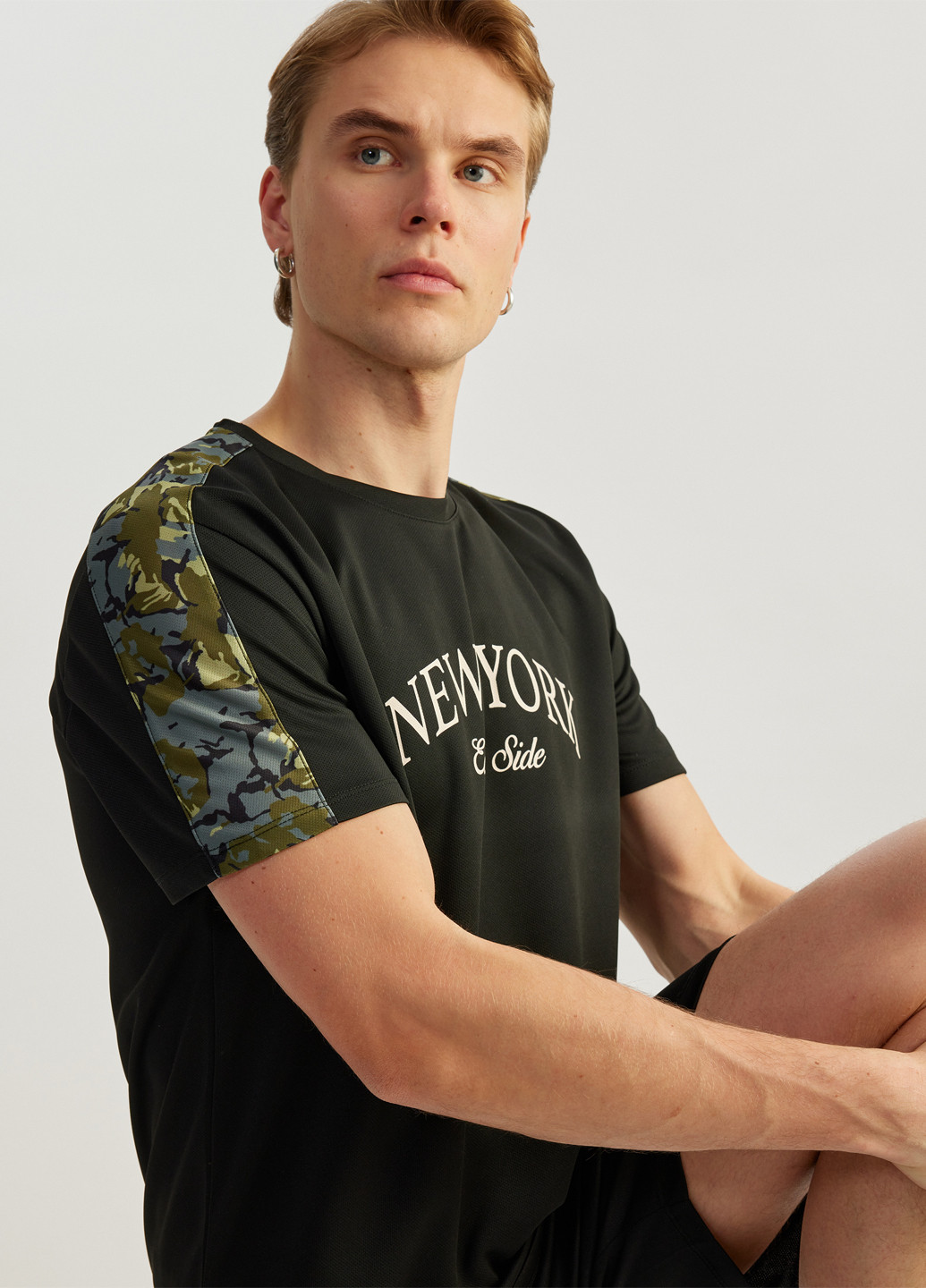 Черная футболка KOTON