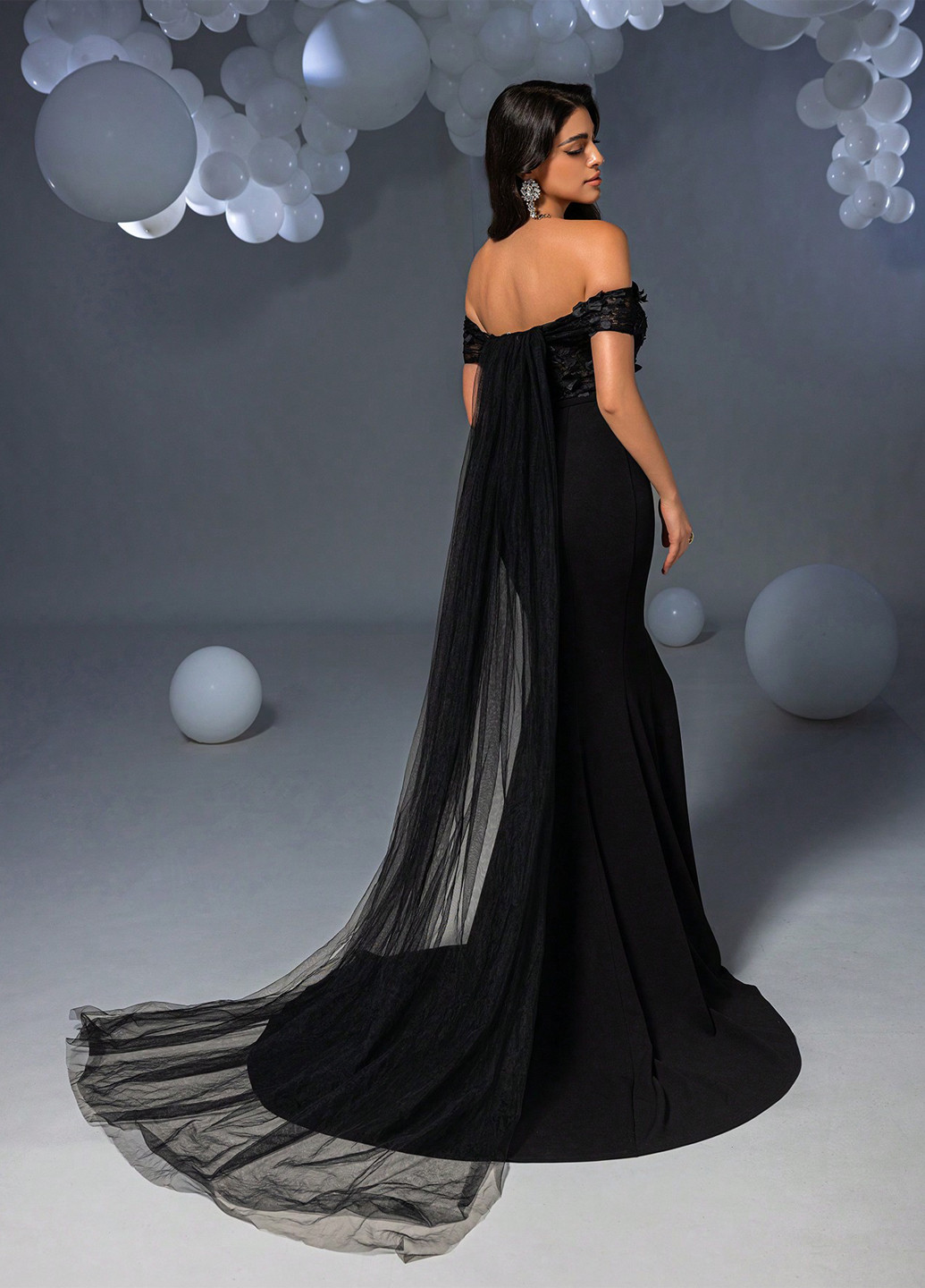 Чорна вечірня сукня з відкритими плечима SHEIN однотонна