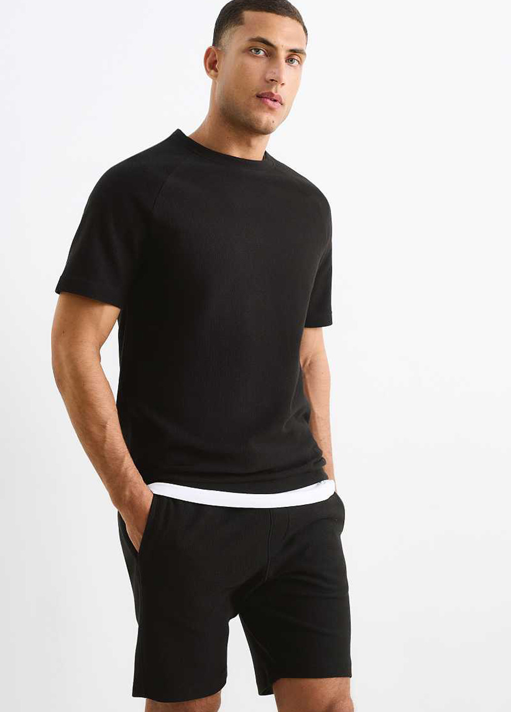 Чорна футболка C&A