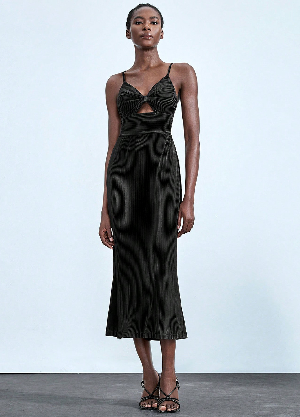 Черное кэжуал платье с открытыми плечами, плиссированное SHEIN однотонное
