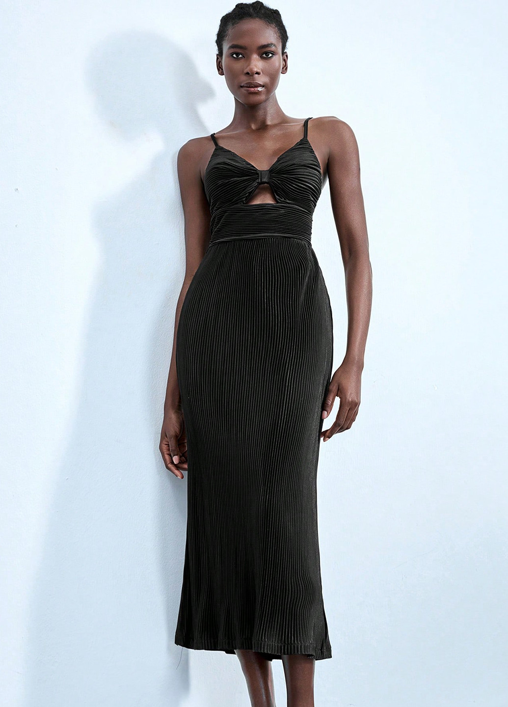 Черное кэжуал платье с открытыми плечами, плиссированное SHEIN однотонное
