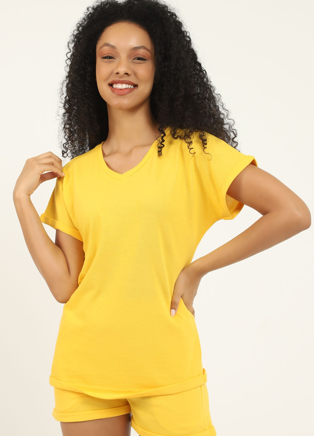 Желтая всесезон женский костюм с футболкой и шортами QPSecret