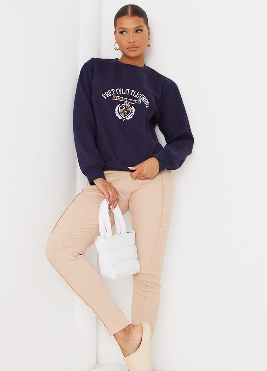 Темно-синий свитшот PrettyLittleThing надпись вышивка (308792199)