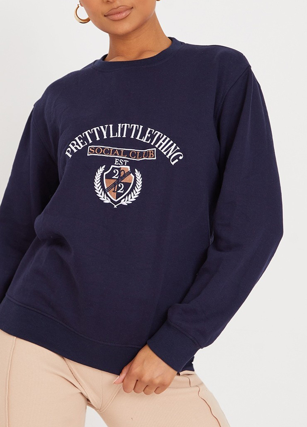 Темно-синий свитшот PrettyLittleThing надпись вышивка (308792199)