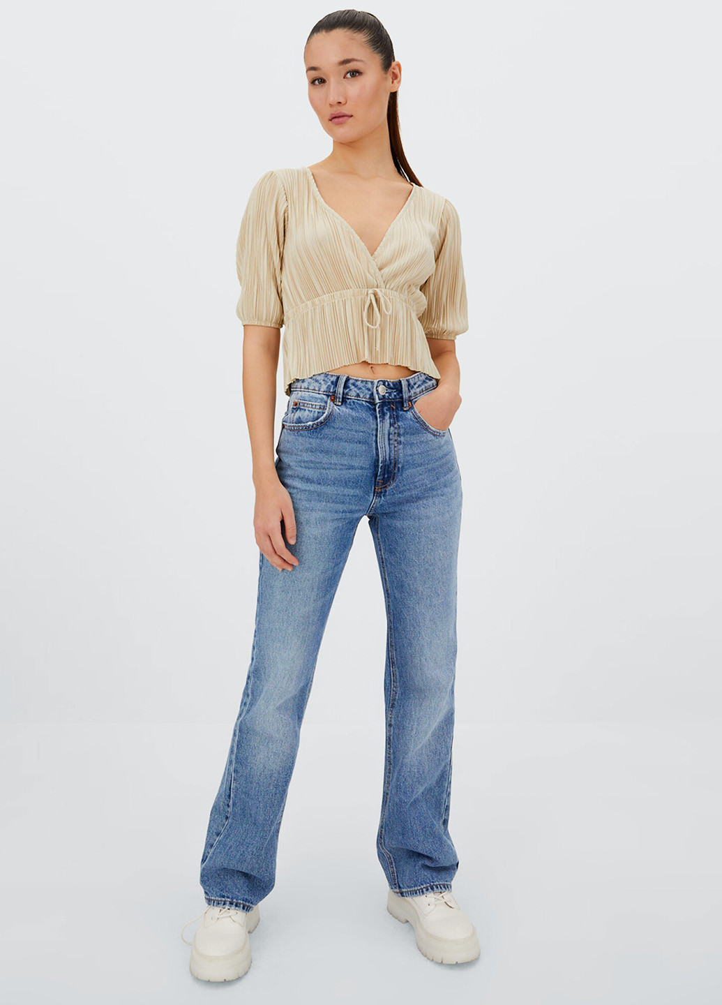 Бежева блуза з баскою Stradivarius