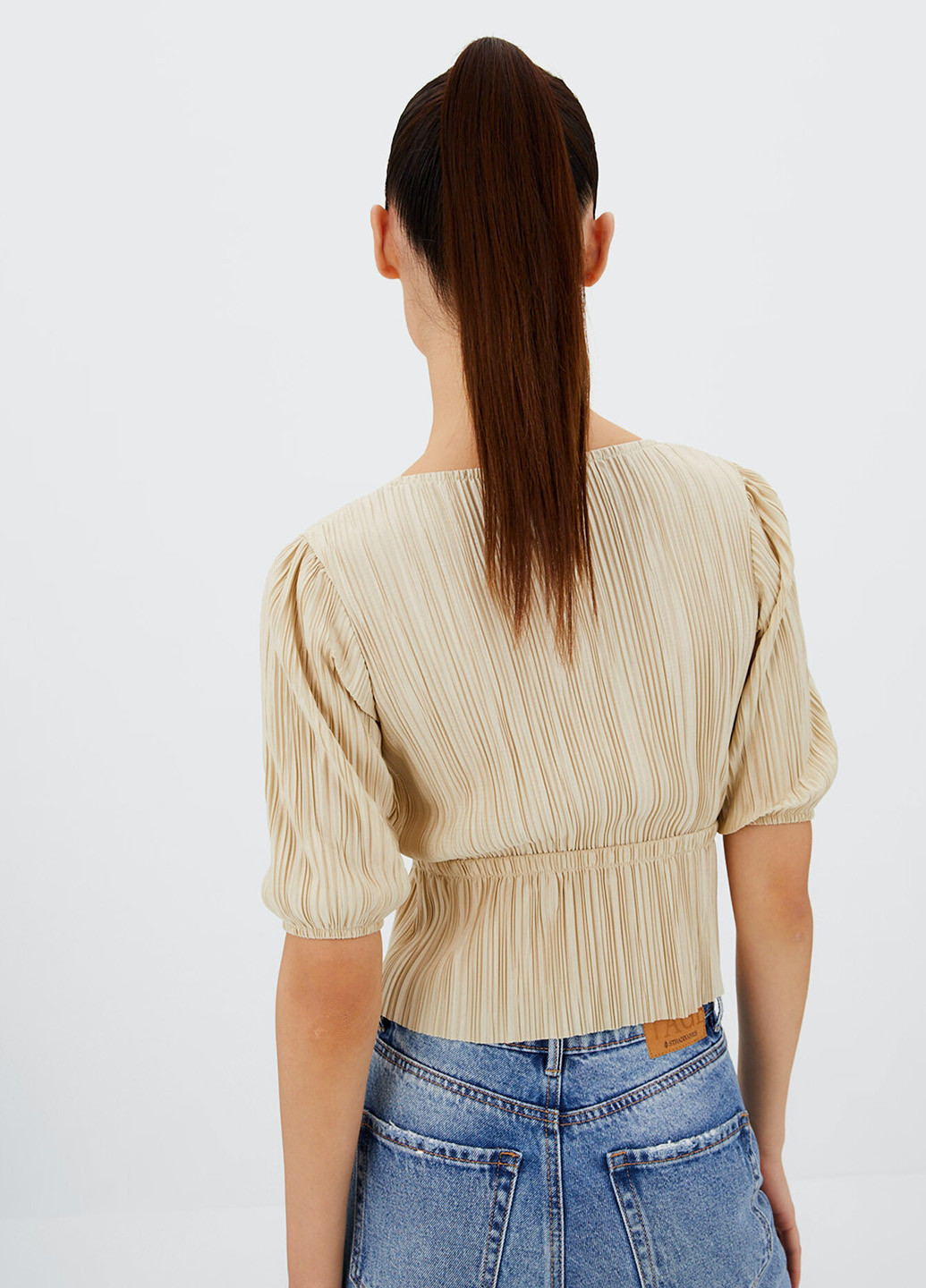 Бежева блуза з баскою Stradivarius